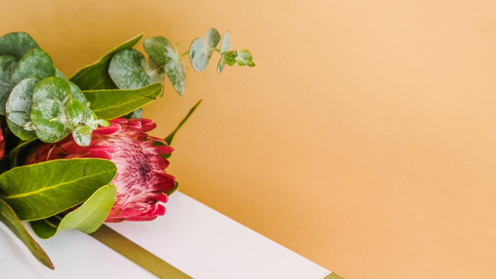 Embrace the⁢ Art of Gifting: Discover Thoughtful ⁣and Personalized Add-Ons to⁤ Complement ⁣Your Blooms